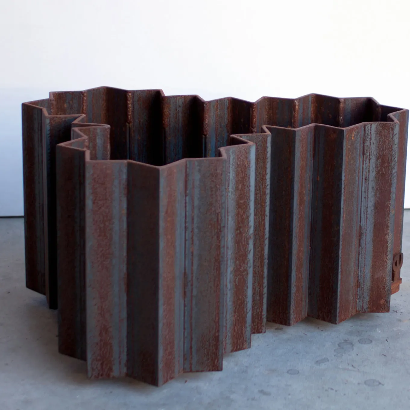 37 Portavaso in ferro