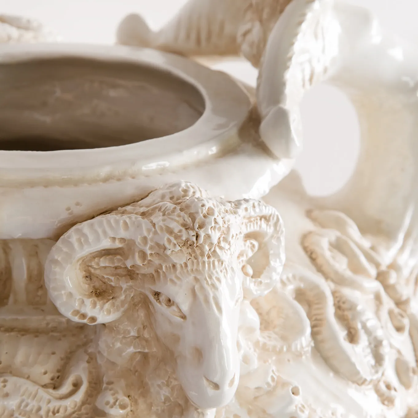 2593 Vaso in maiolica
