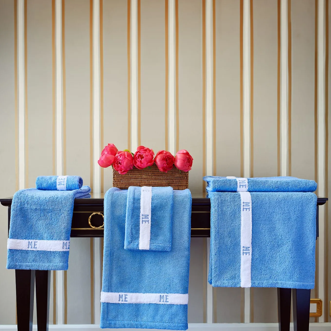 Asciugamano da bagno Pompidou in stile geometrico bianco e blu Assisi