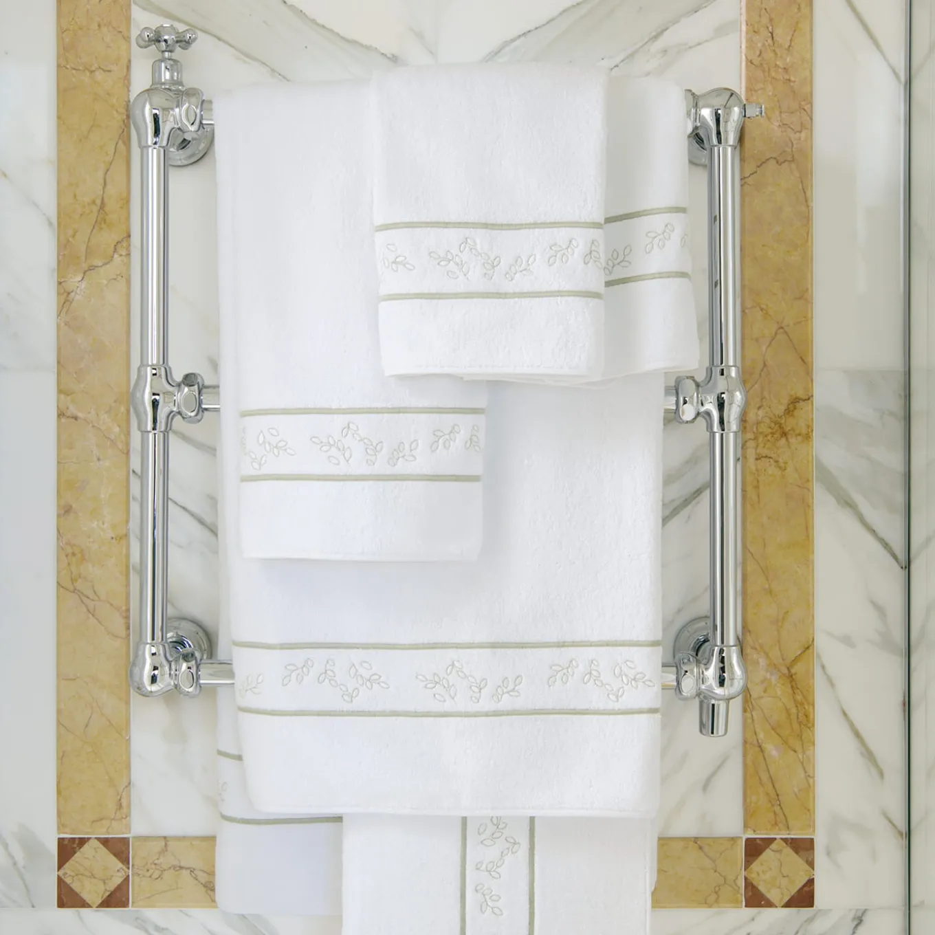 Asciugamano da bagno Roma White & Silver Olive