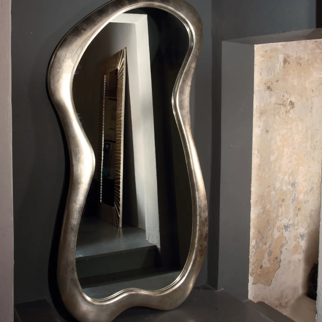 BI Grande specchio argentato in stile Avant-Garde