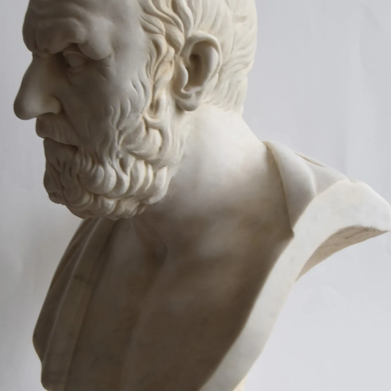Busto di Ippocrate bianco di Carrara