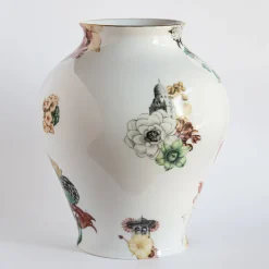Cairo Vaso in porcellana ad anfora con fiori e architetture H27Cm
