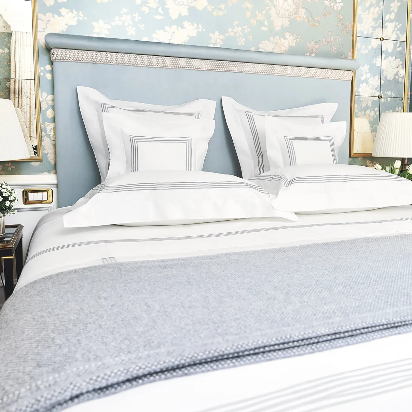 Camicie da letto Boudoir bianco e grigio chiaro di Four Generations