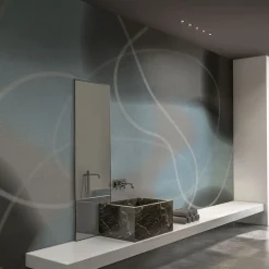 Carta da parati strutturata in azzurro e grigio della collezione Flo di Karim Rashid