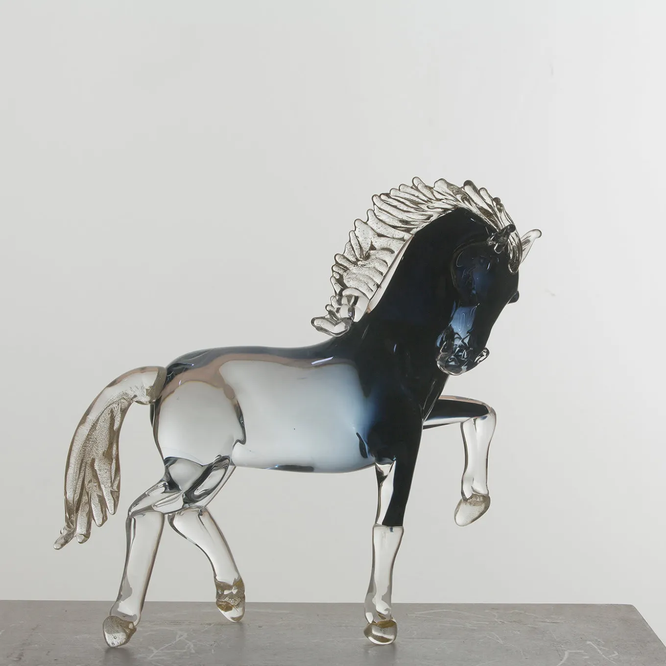 Cavallo rampante grande in vetro nero