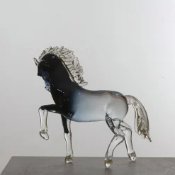 Cavallo rampante grande in vetro nero