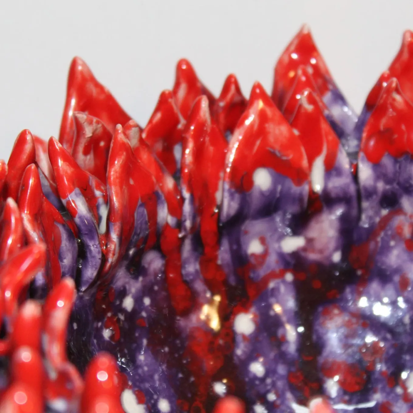 Centrotavola decorativo in ceramica rosso e viola Acantha