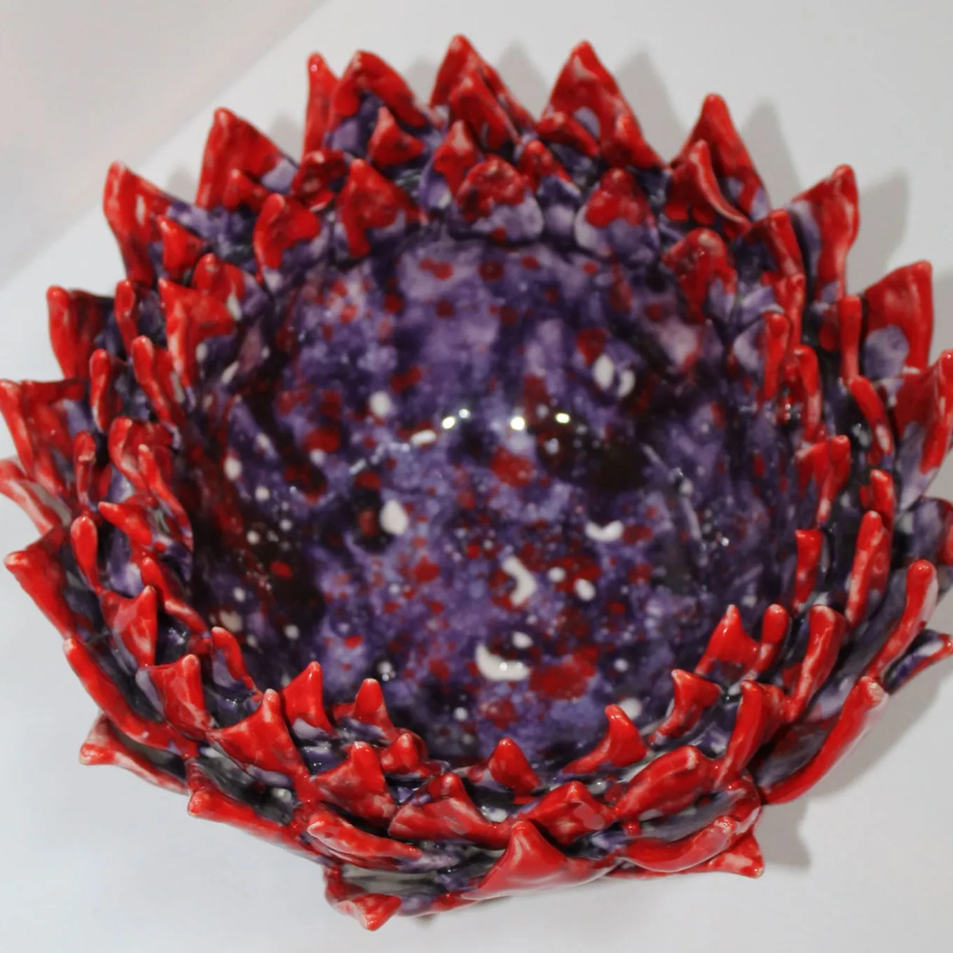 Centrotavola decorativo in ceramica rosso e viola Acantha
