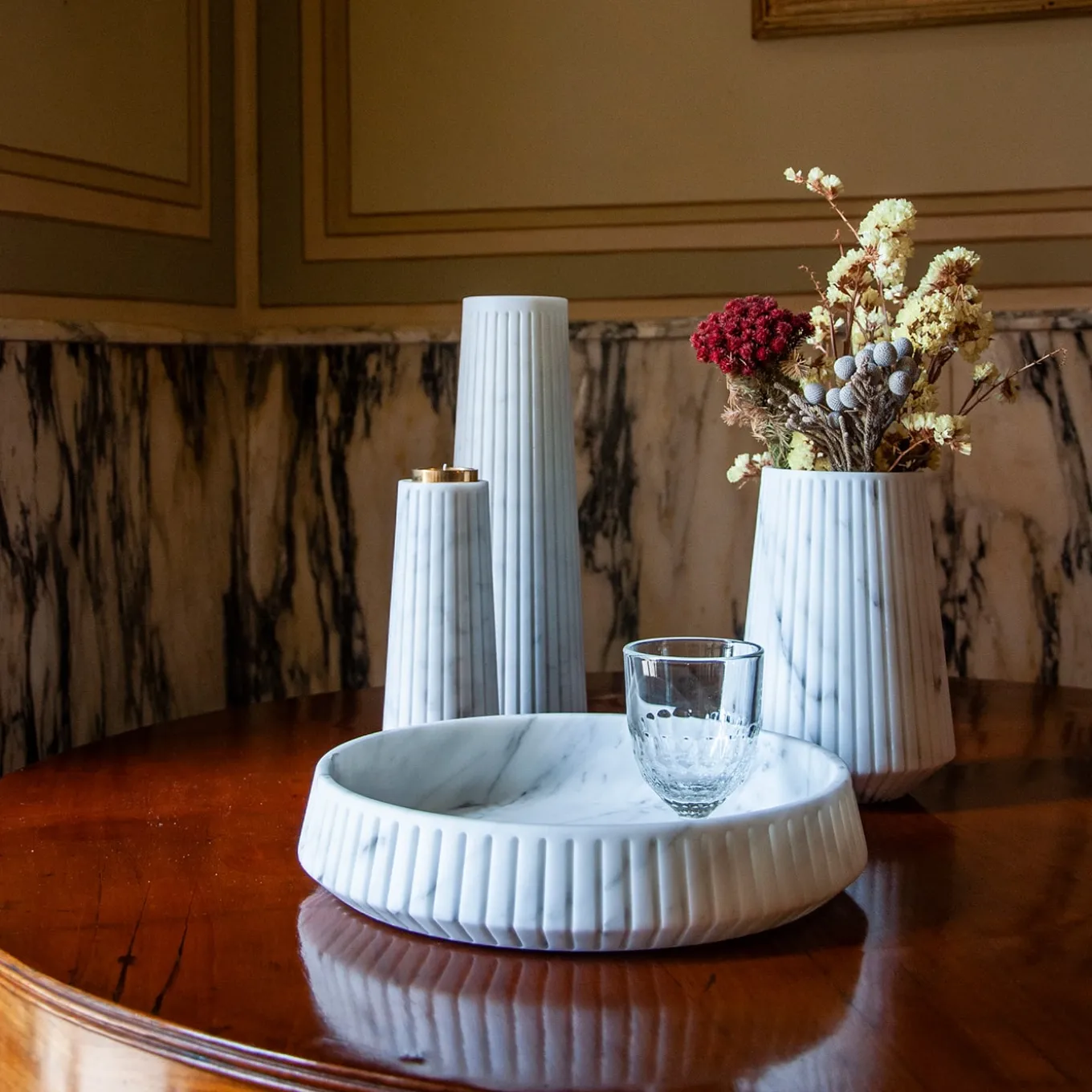 Centrotavola in marmo bianco di Carrara di Jacopo Simonetti