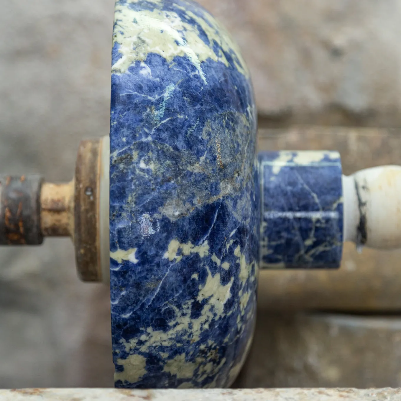 Centrotavola Inside Out in sodalite blu di Karen Chekerdjian