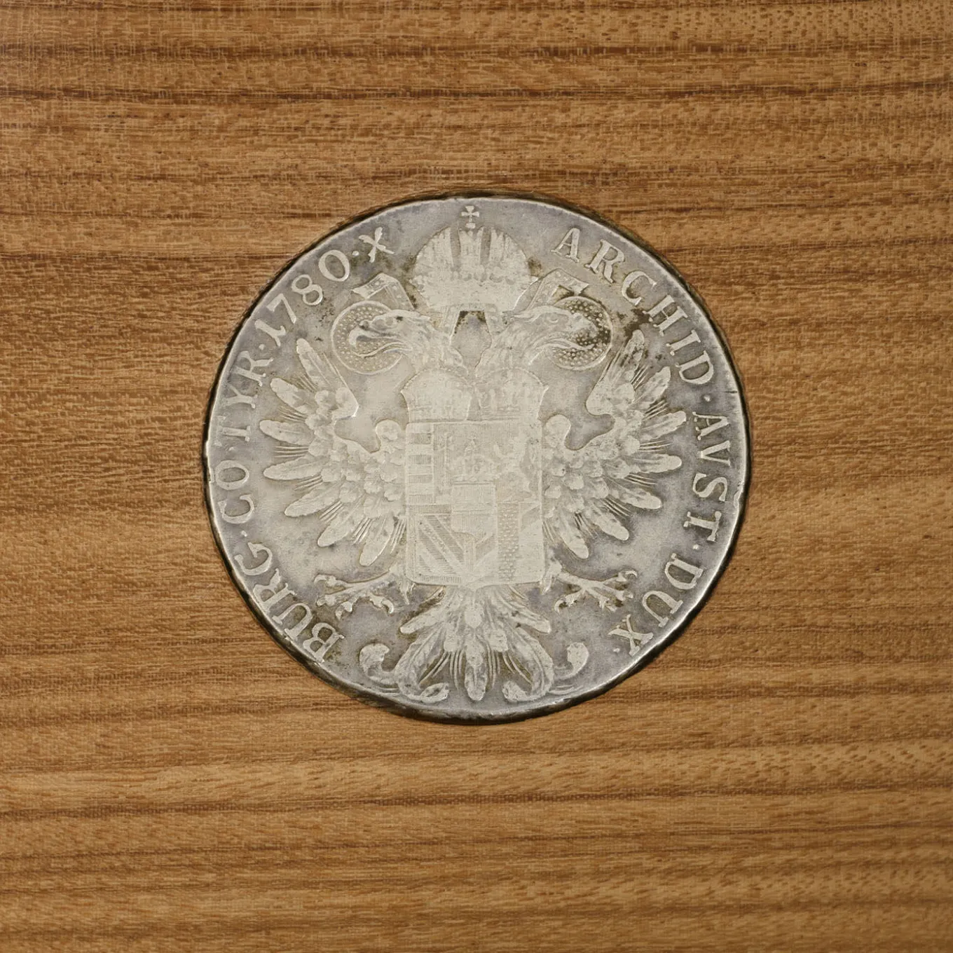 Centrotavola Moneta Antica in Afromosia n.5