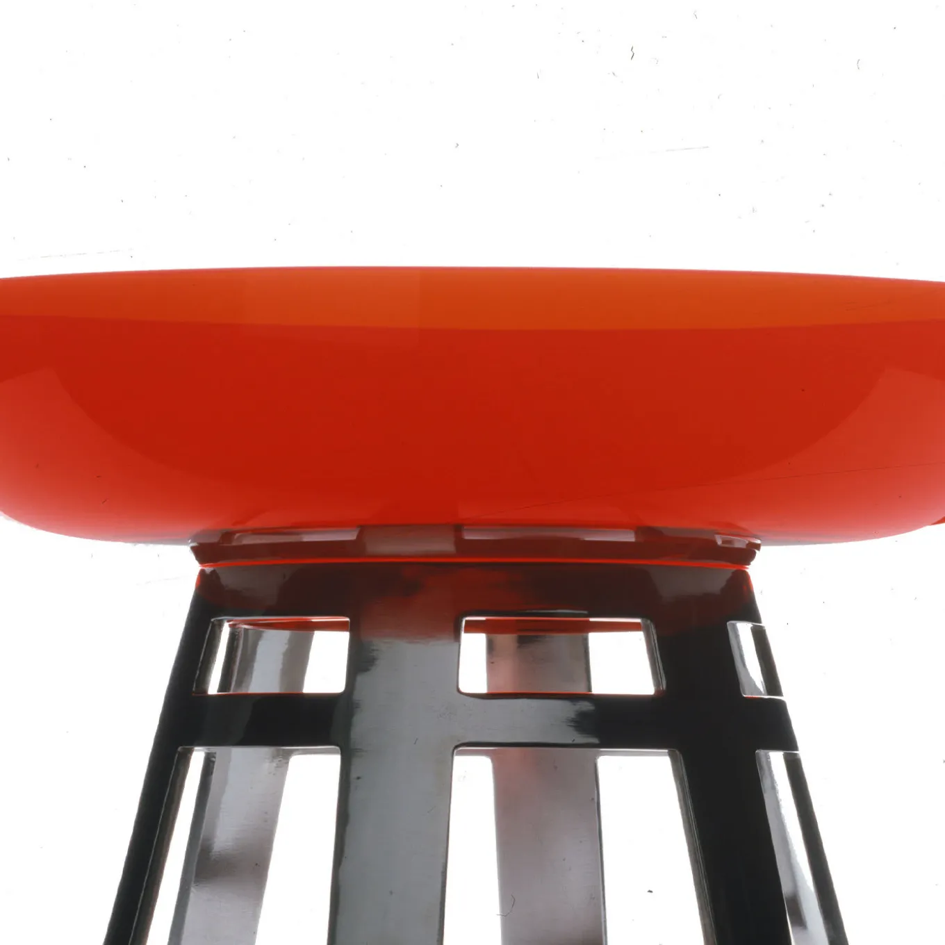 Centrotavola rosso in edizione limitata di Ettore Sottsass