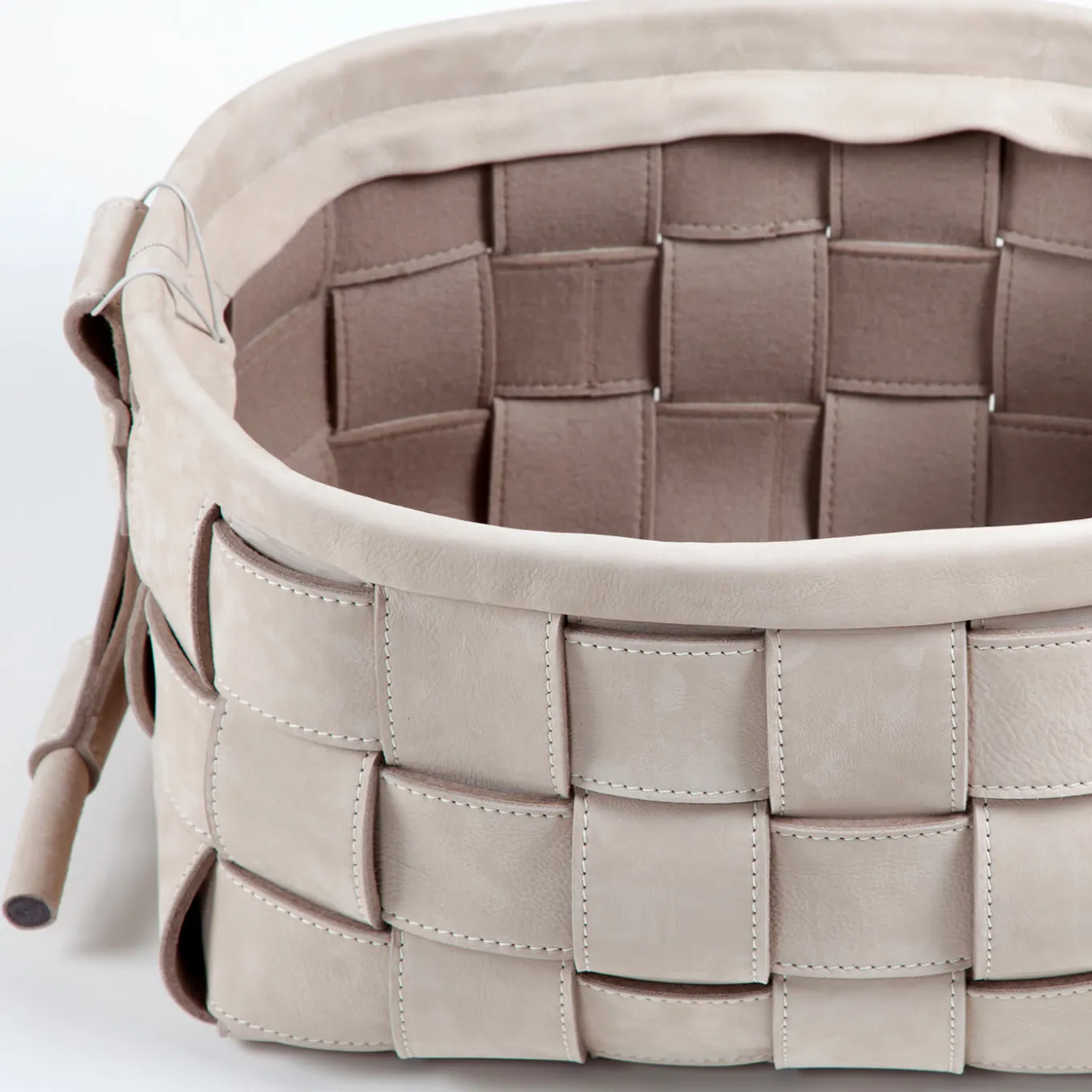 Cestino in pelle intrecciata grigio
