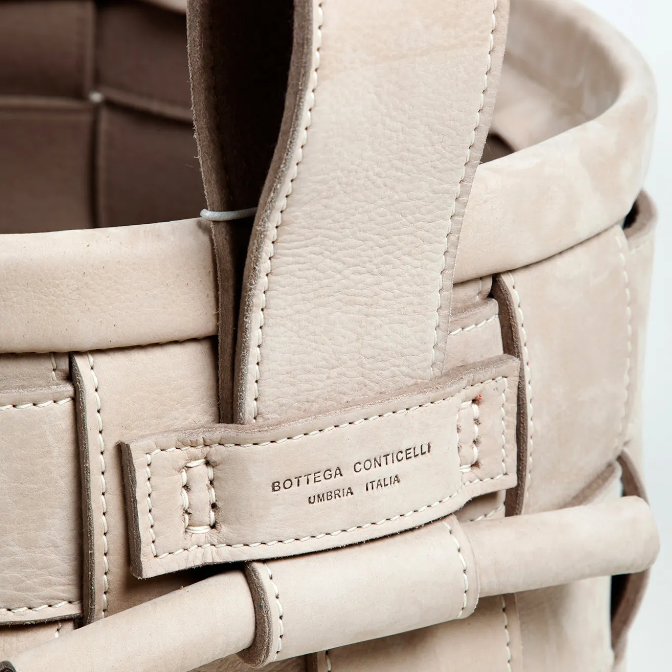 Cestino in pelle intrecciata grigio