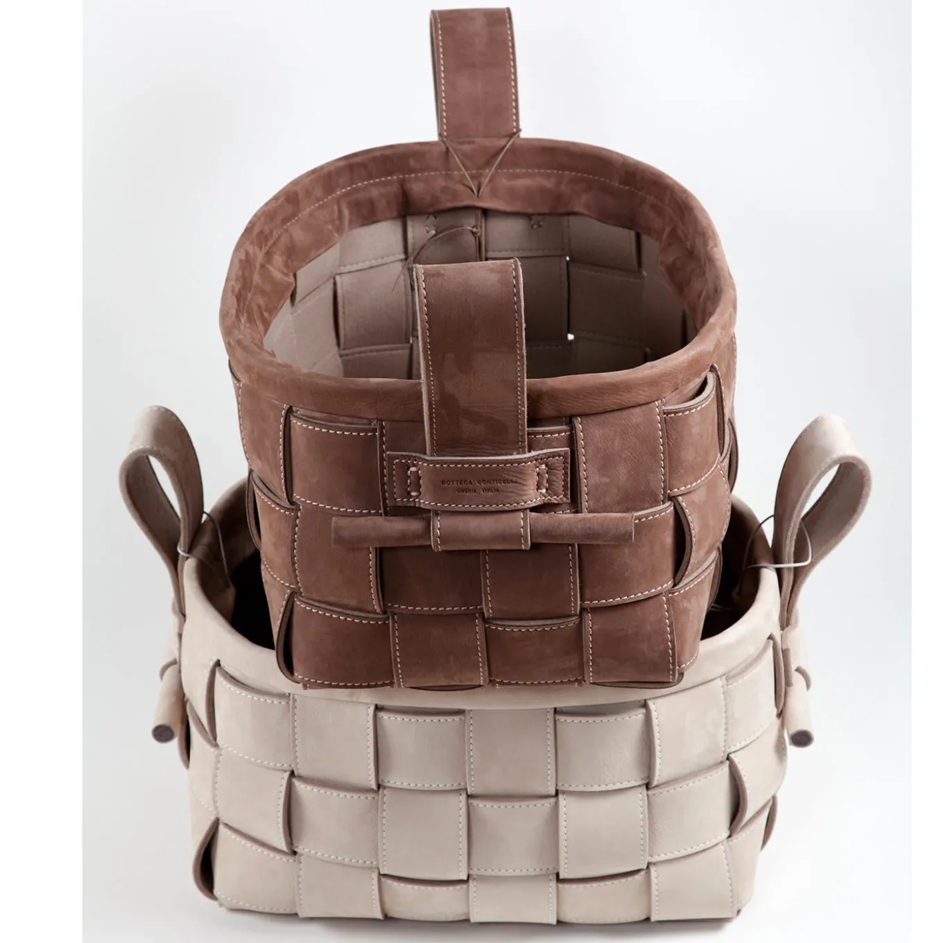 Cestino in pelle intrecciata grigio