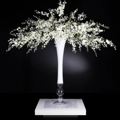 Composizione floreale bianca Sayonara con vaso bianco