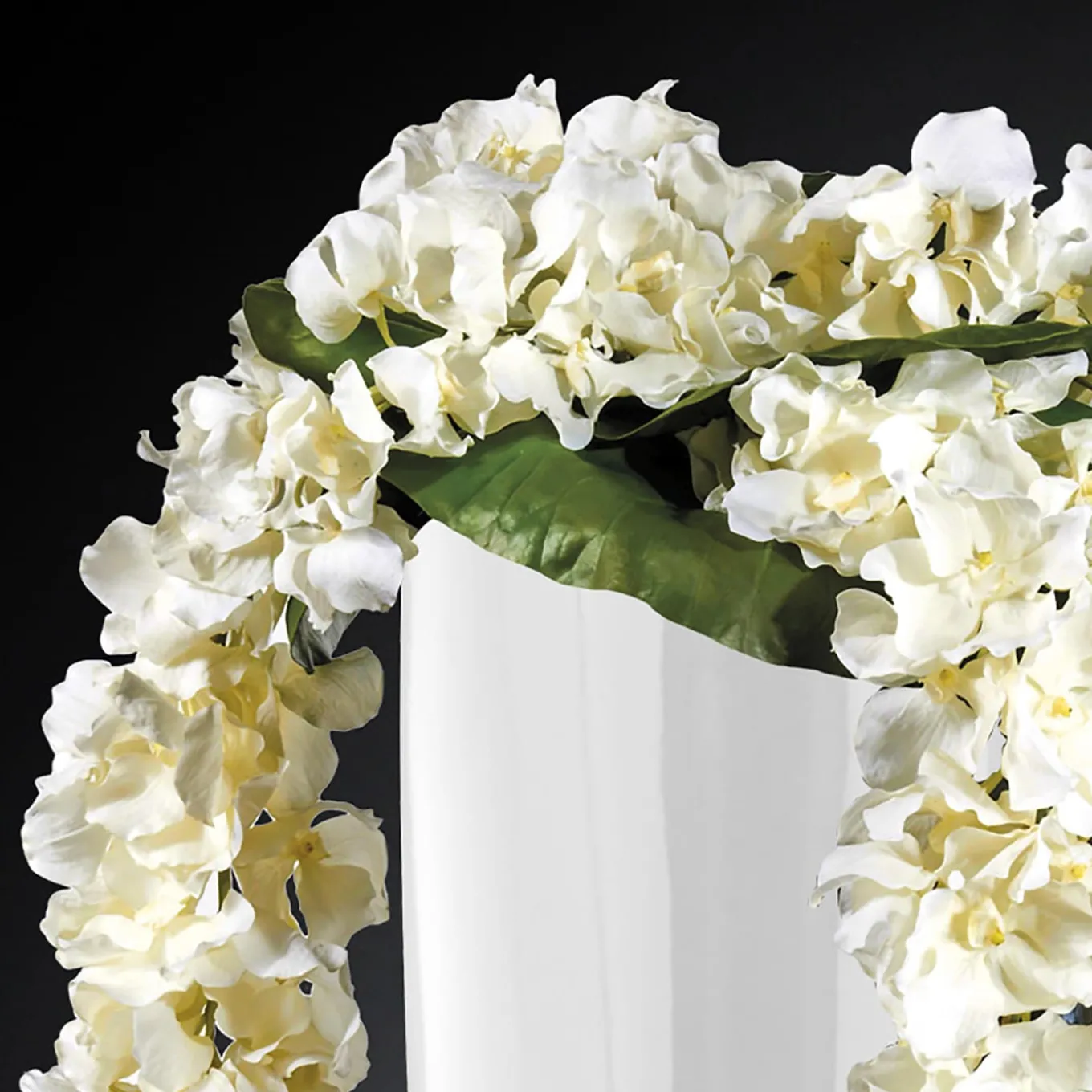 Composizione floreale finta Oslo con vaso bianco