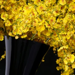 Composizione floreale gialla Sayonara con vaso nero