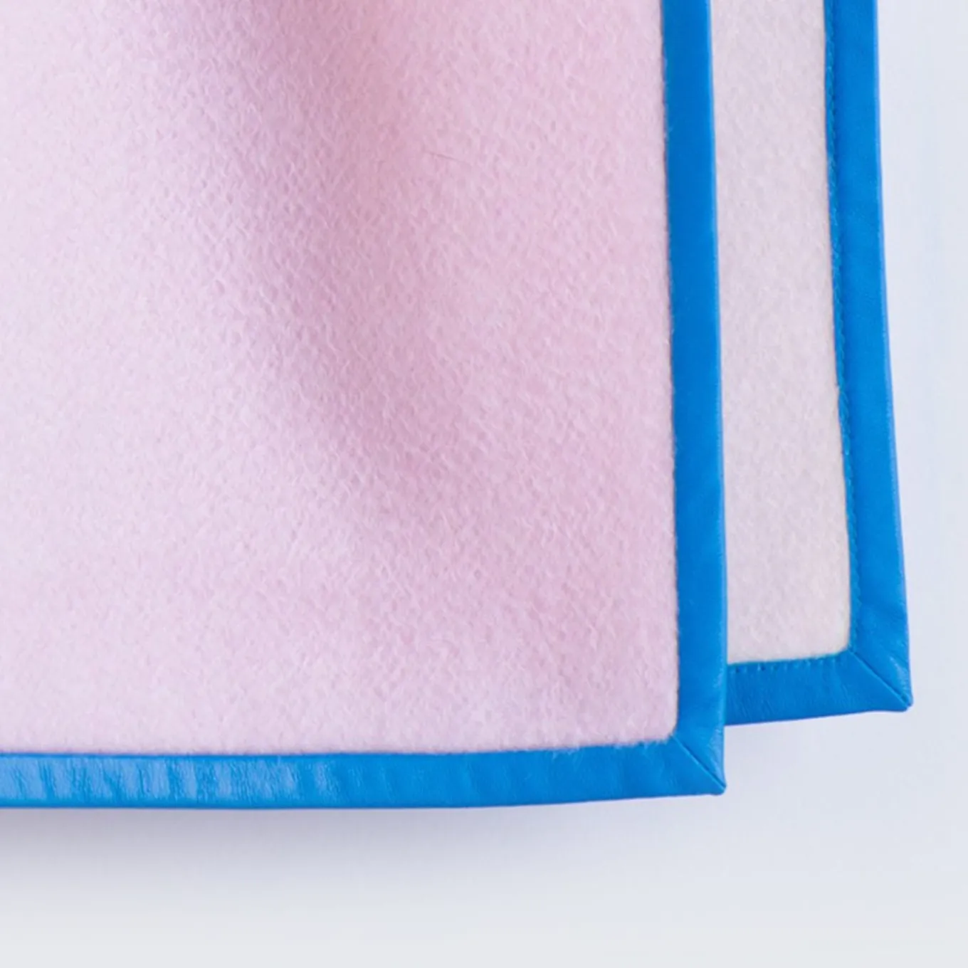 Coperta Biella in pelle blu e rosa
