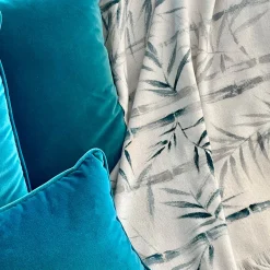 Coperta di bambù dipinta a mano con frange bianche e nere
