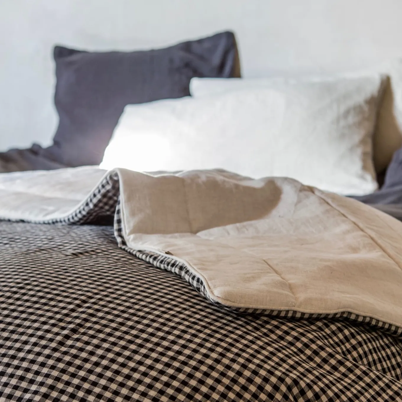 Coperta di lino a quadretti bianchi e neri con profili