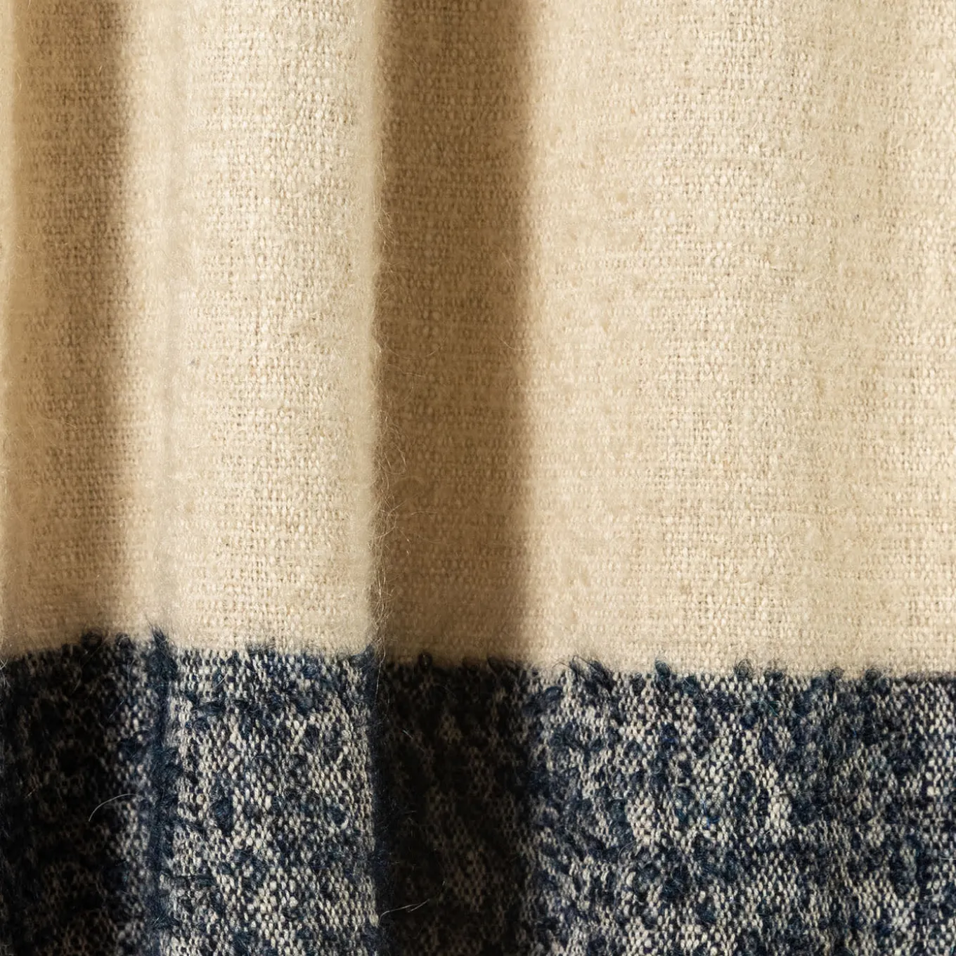 Coperta Druig con frange beige e blu