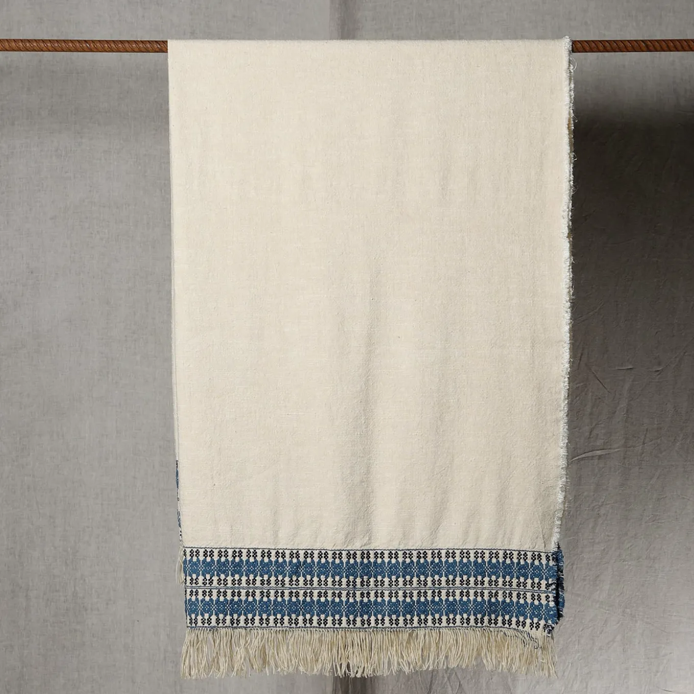 Coperta Feaci ricamata in bianco e blu