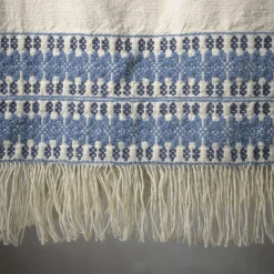 Coperta Feaci ricamata in bianco e blu