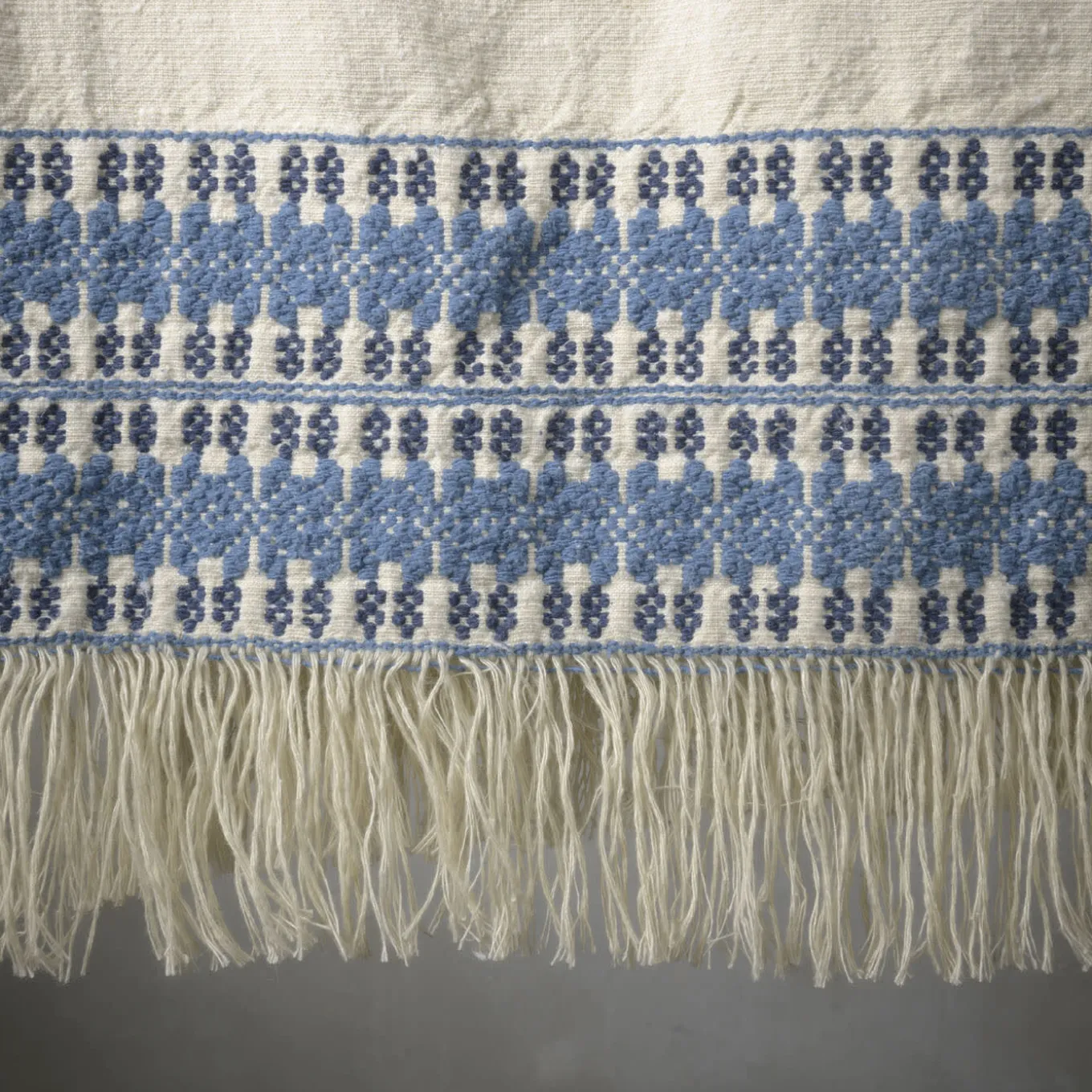 Coperta Feaci ricamata in bianco e blu