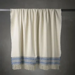Coperta Feaci ricamata in bianco e blu