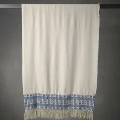 Coperta Feaci ricamata in bianco e blu