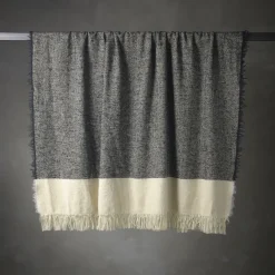 Coperta Hela con frange grigio scuro e beige