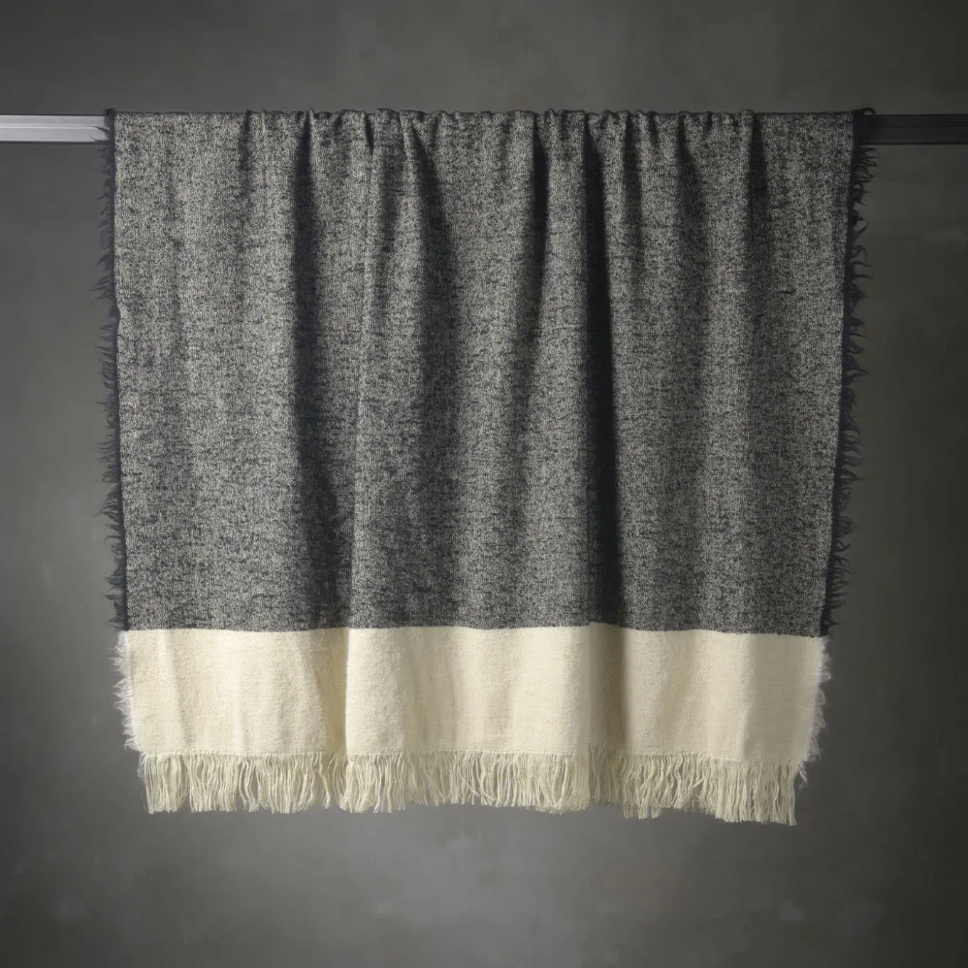 Coperta Hela con frange grigio scuro e beige