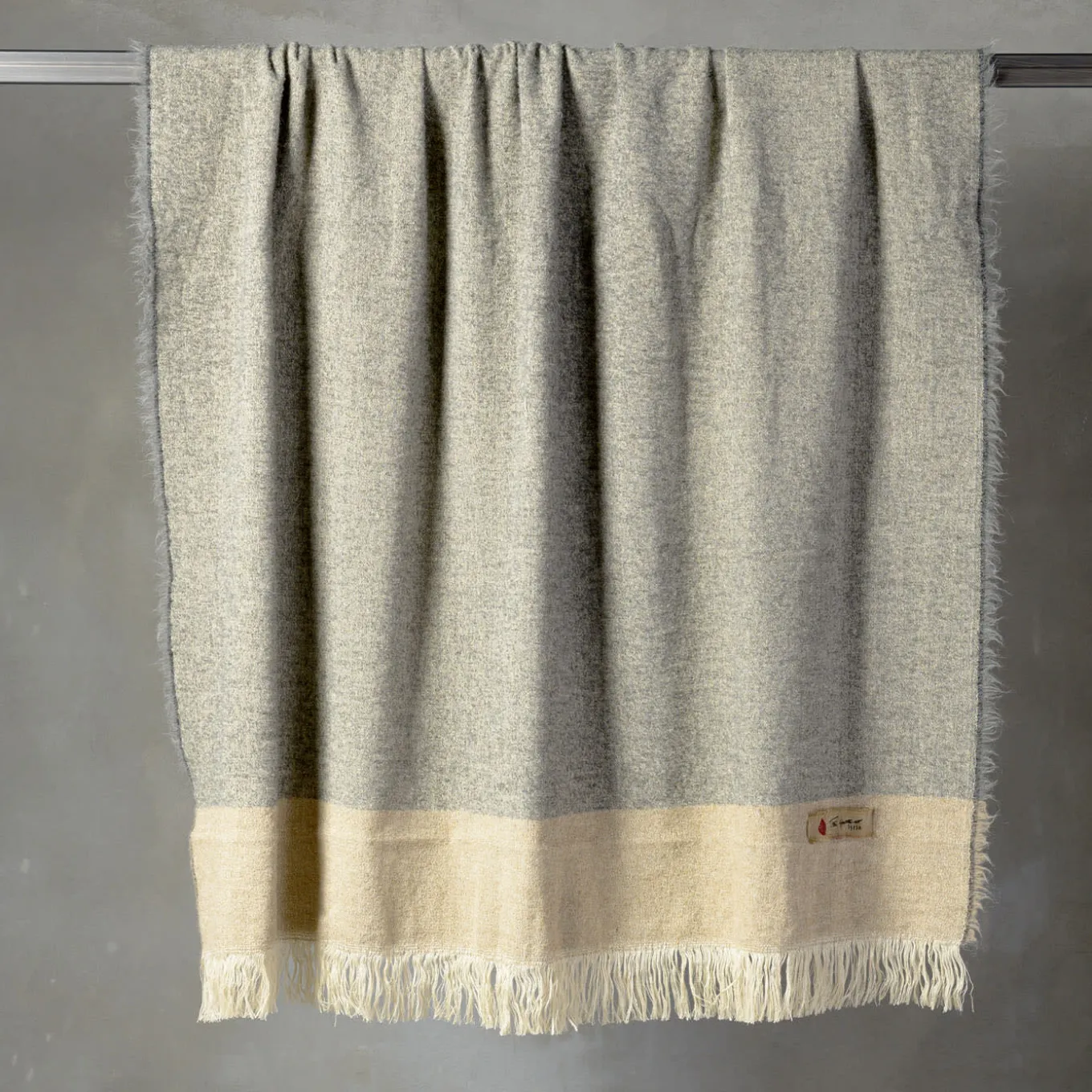 Coperta Hela con frange grigio chiaro e beige