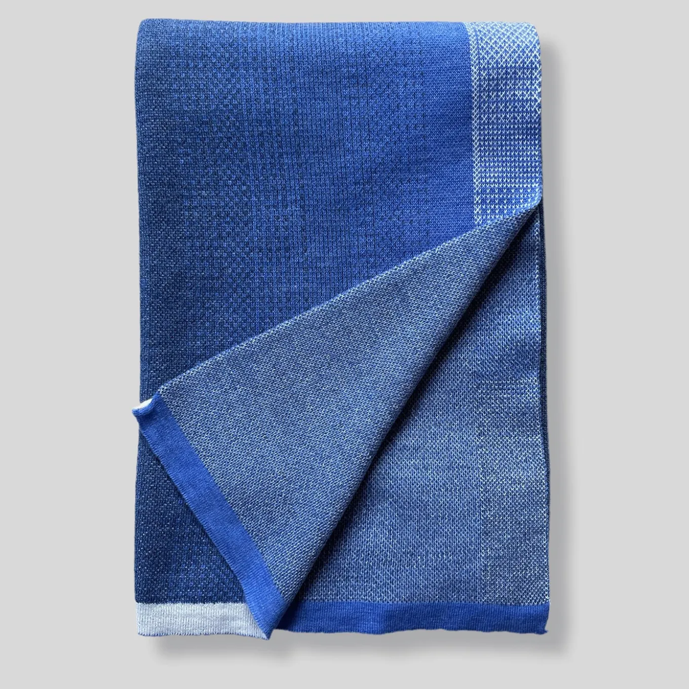Coperta Madori Ao Blue di Stormo Studio