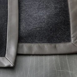 Coperta piccola nera con orlo in pelle Salon