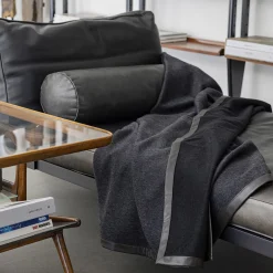 Coperta piccola nera con orlo in pelle Salon