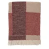 Coperta rossa con frange e motivi intrecciati