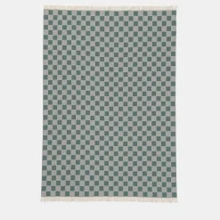 Coperta verde con frange a scacchiera