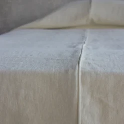 Copriletto in lino pesante crema con profili