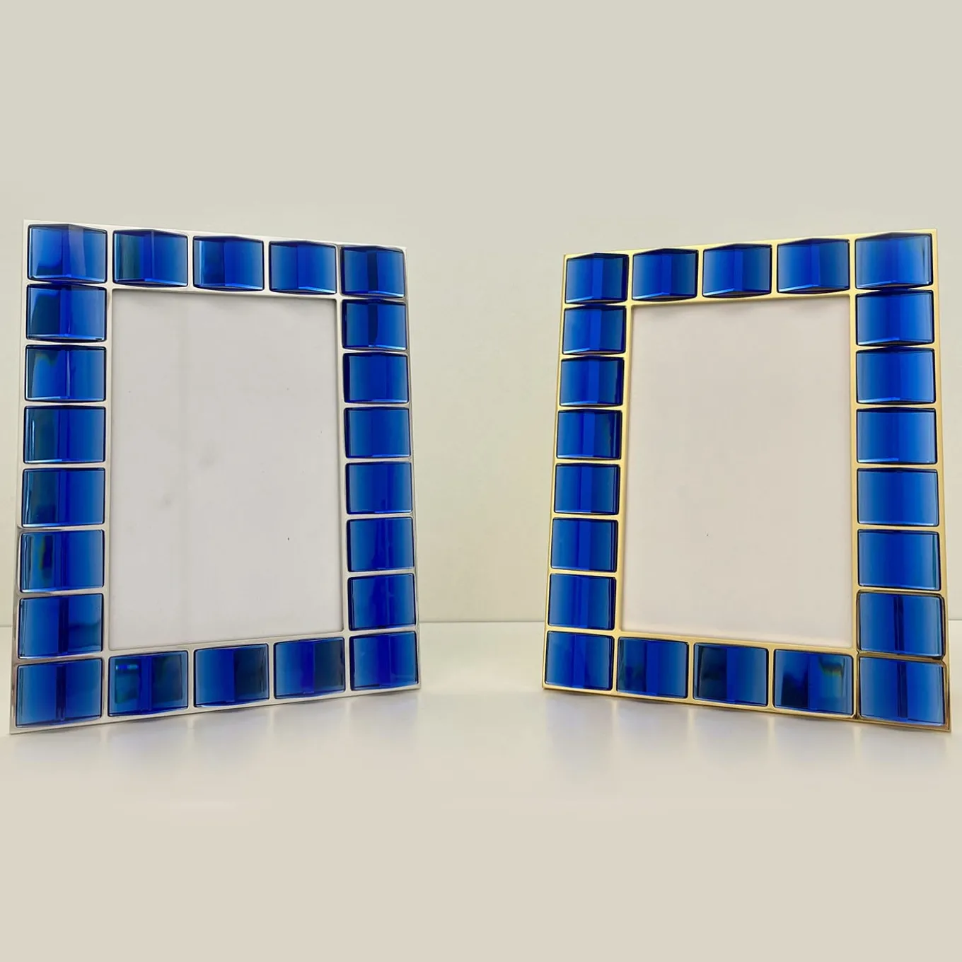 Cornice portafoto in ottone placcato oro 24 carati e cristallo blu lavorato a mano