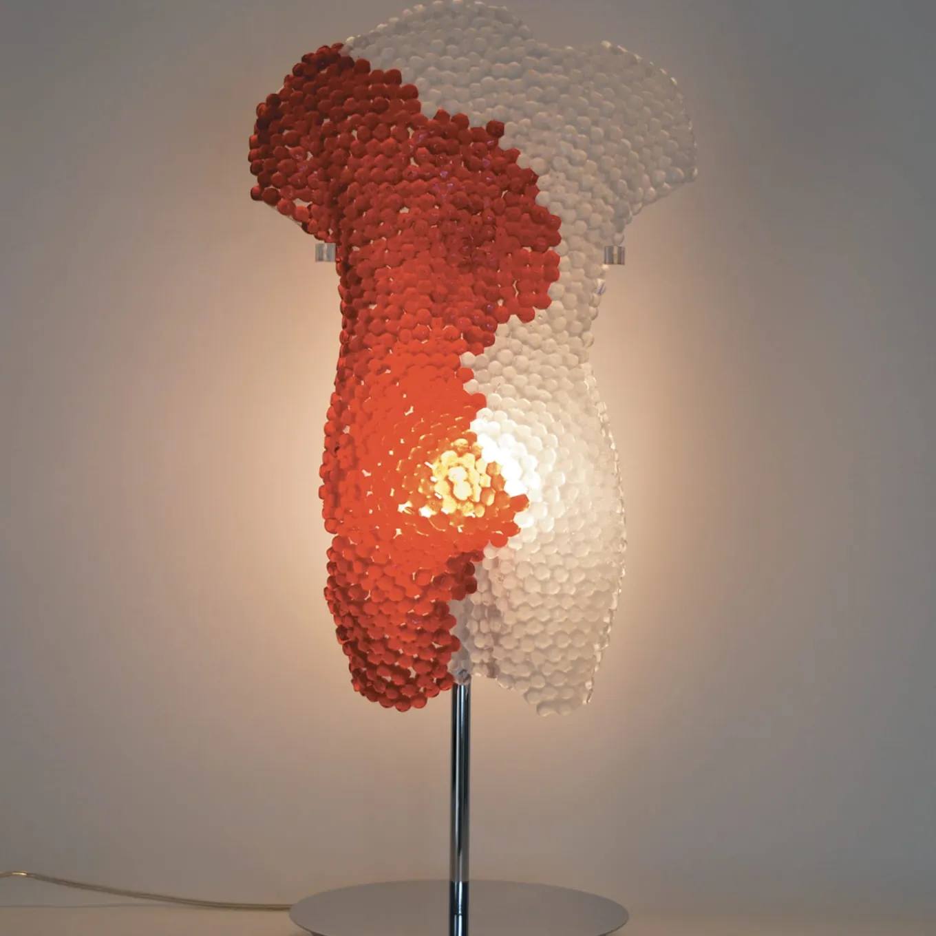 Corpo scultura in cristallo rosso con sistema retroilluminato