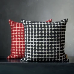 Cuscino Armoise quadrato in bouclé bianco e nero a pois