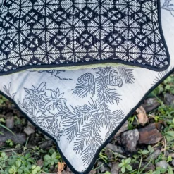 Cuscino Carrè bianco e nero in tessuto jacquard geometrico