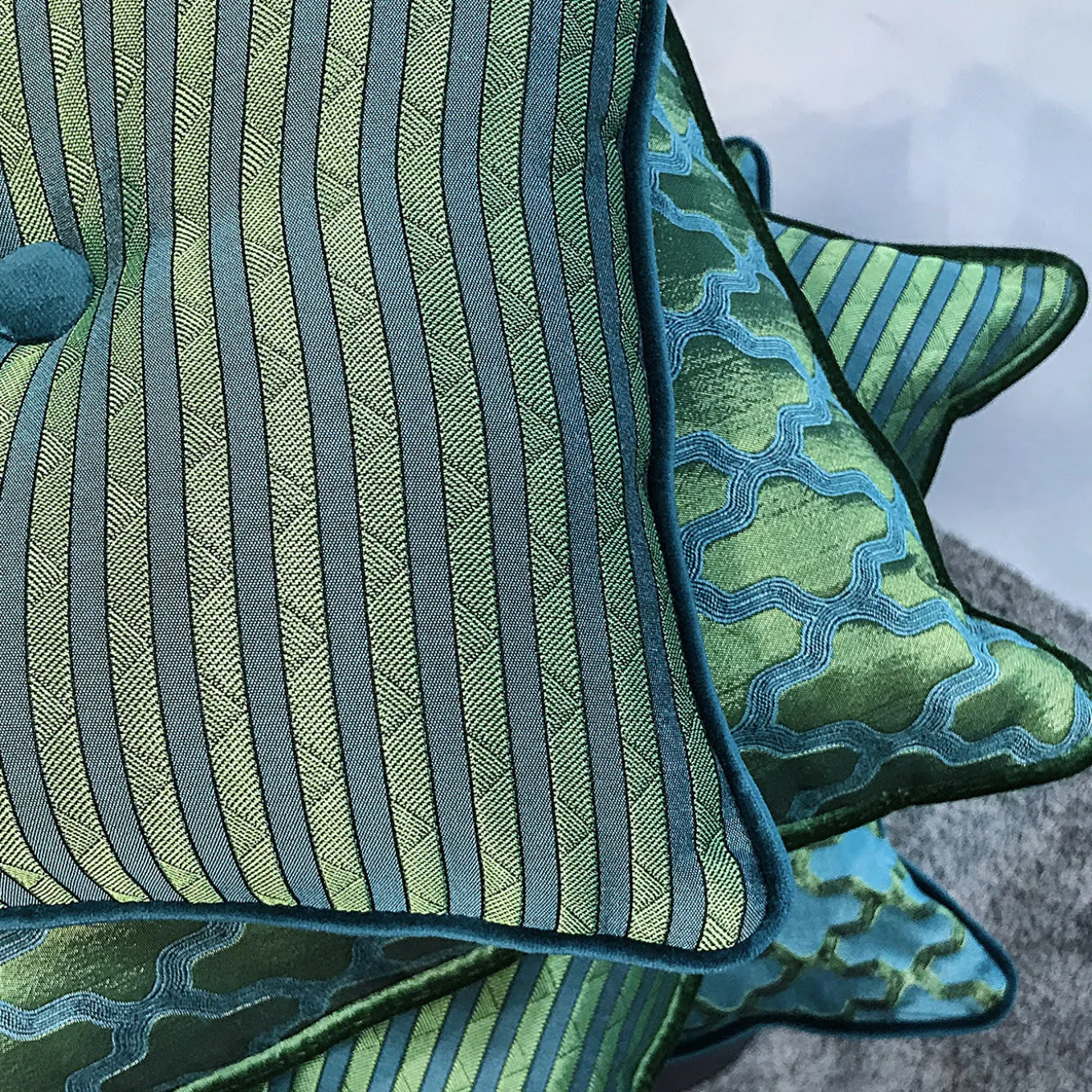 Cuscino Emerald Carré in tessuto jacquard a righe e velluto di seta