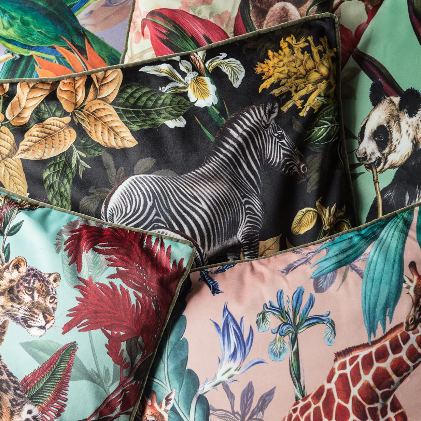Cuscino in velluto Animalia con zebra e fiori gialli