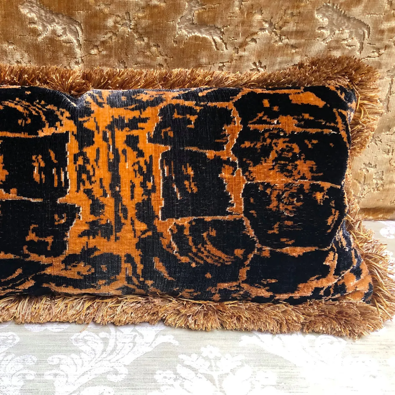 Cuscino in velluto tartaruga fatto a mano con rifiniture in marabù