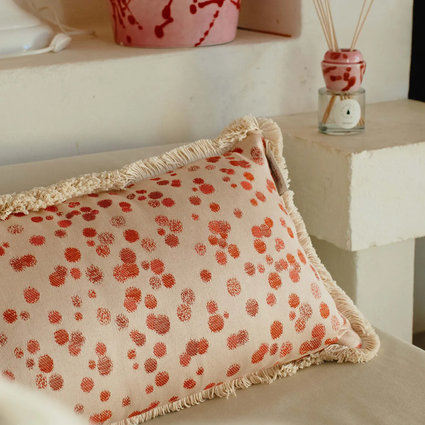 Cuscino piccolo con frange rosse e fucsia