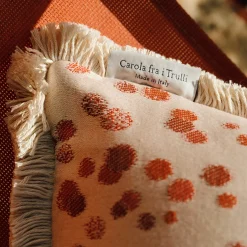 Cuscino piccolo con frange rosse e fucsia
